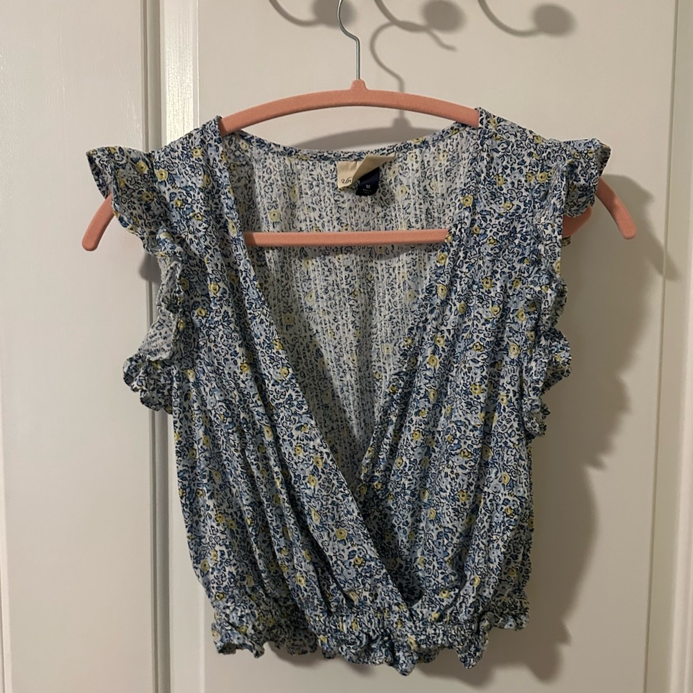 Women’s ruffle sleeve top